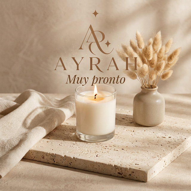 AYRAH — Vela decorativa premium encendida con logo de marca, monograma AR y texto Muy Pronto sobre fondo natural elegante
